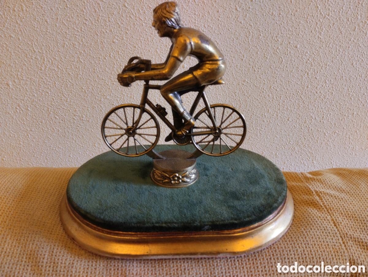 Coleccionismo deportivo: Trofeo ciclista sobre peana