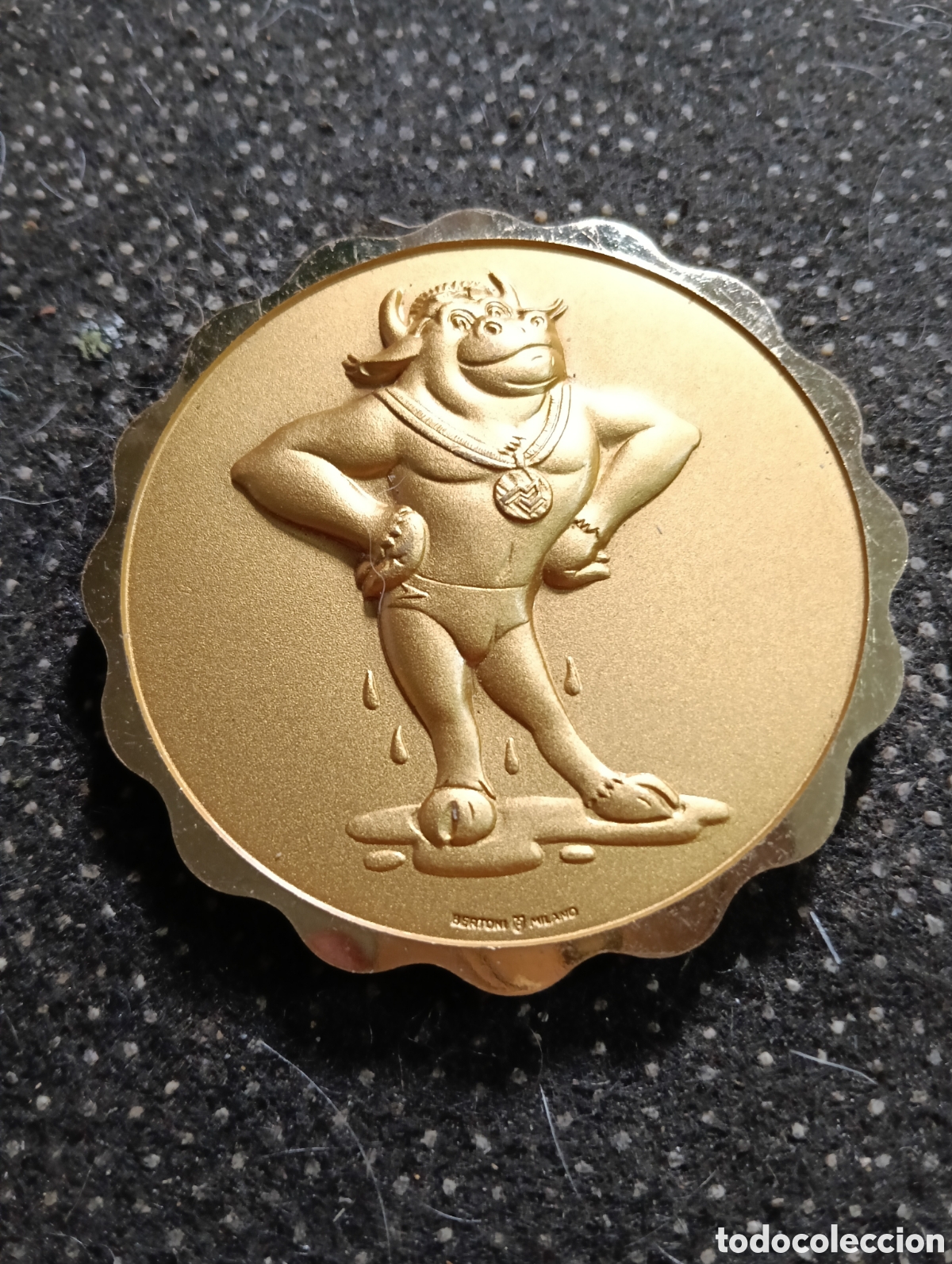 Coleccionismo deportivo: BAR TONI MILANO Medalla de oro del Campeonato del mundo de Nataci&oacute;n 1986 mide 6,5 cm de di&aacute;metro