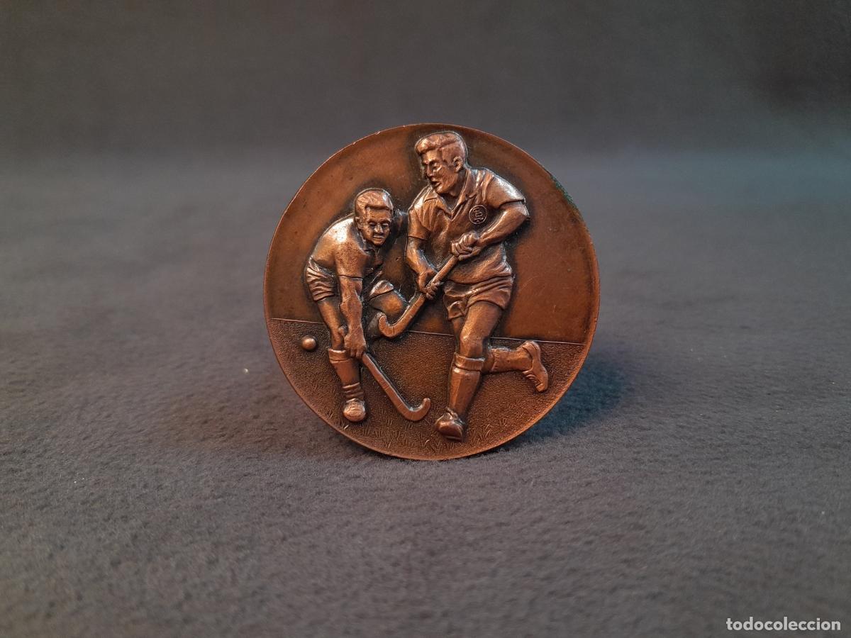 Sammelleidenschaft Sport: M-2223. MEDALLA CONMEMORATIVA DE COBRE DEL V TORNEO INTERNACIONAL C.D. TARRASA HOCKEY. 1969.