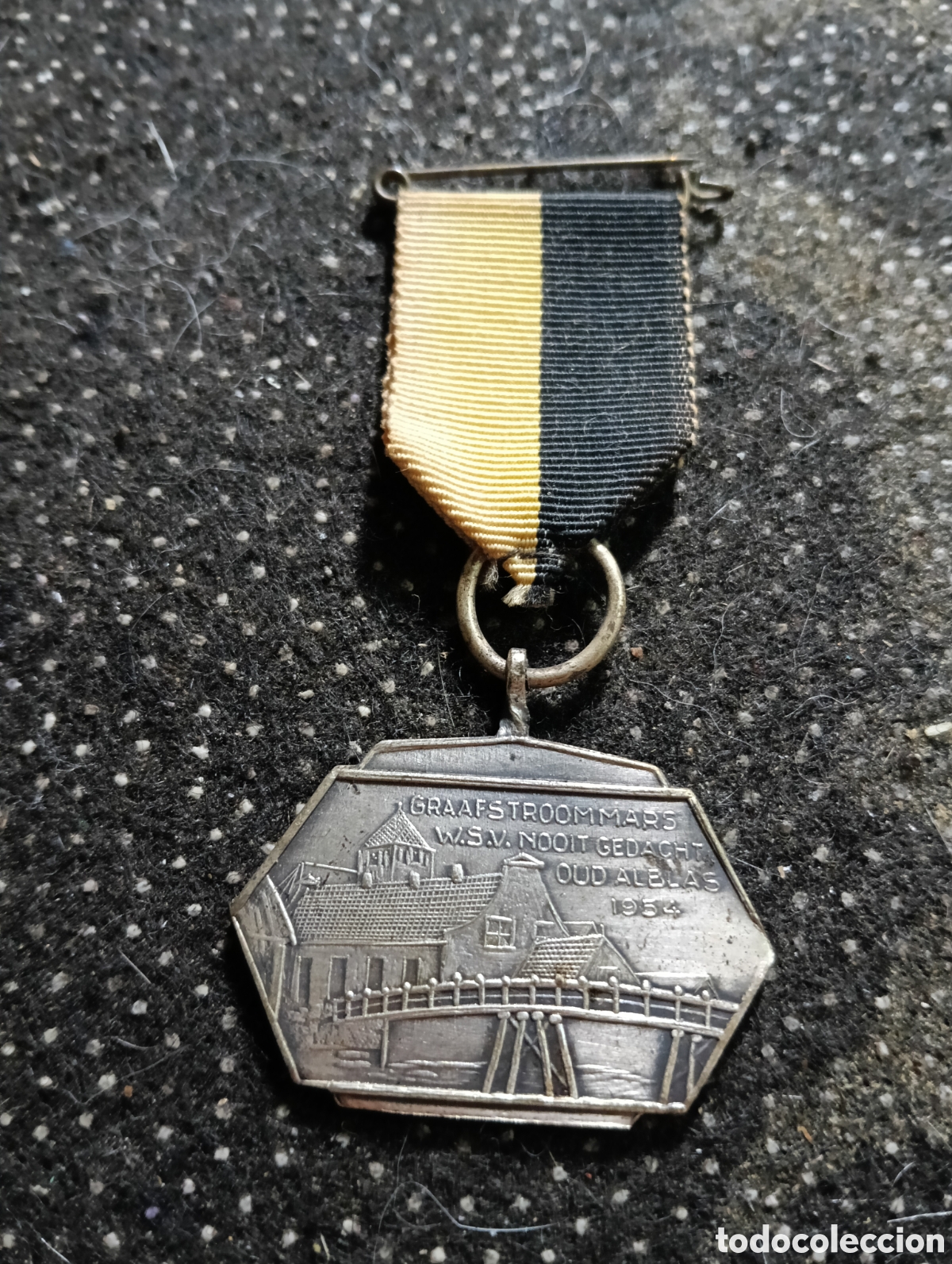 Colecionismo desportivo: Medalla de recuerdo de senderismo holand&eacute;s de 1954 de Oud-Alblas con cinta amarilla y negra.