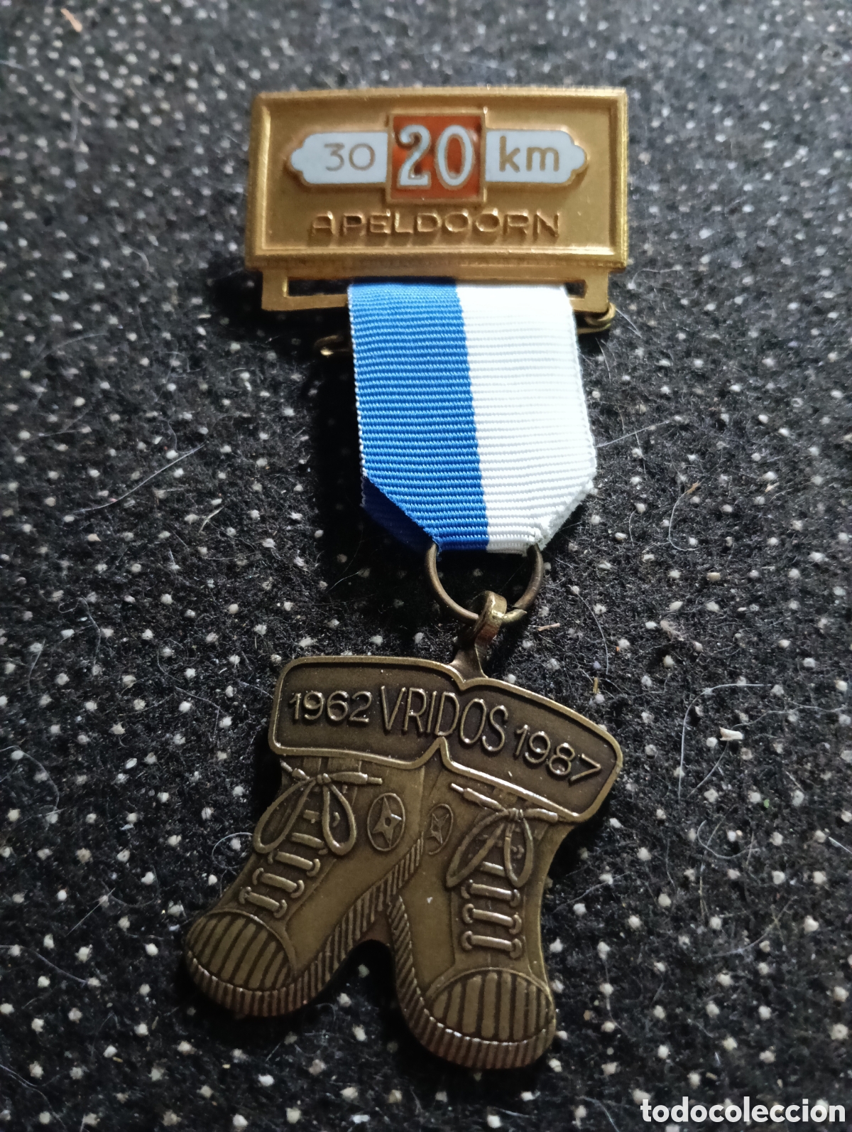 Sports collectibles: Medalla conmemorativa conmemora un evento de senderismo o marcha en Apeldoorn, Pa&iacute;ses Bajos.