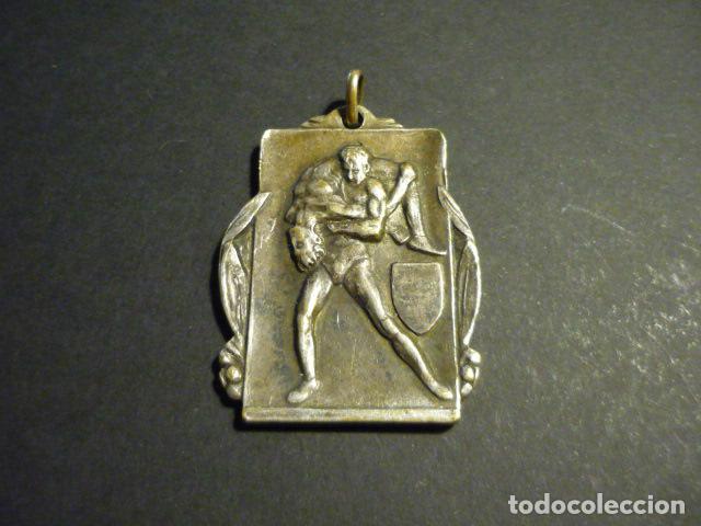 Colecionismo desportivo: MEDALLA LUCHA LIBRE TORNEO FEDEREACION ESPA&Ntilde;OLA DE LUCHA MADRID 1956 3,5 X 4,5 CM