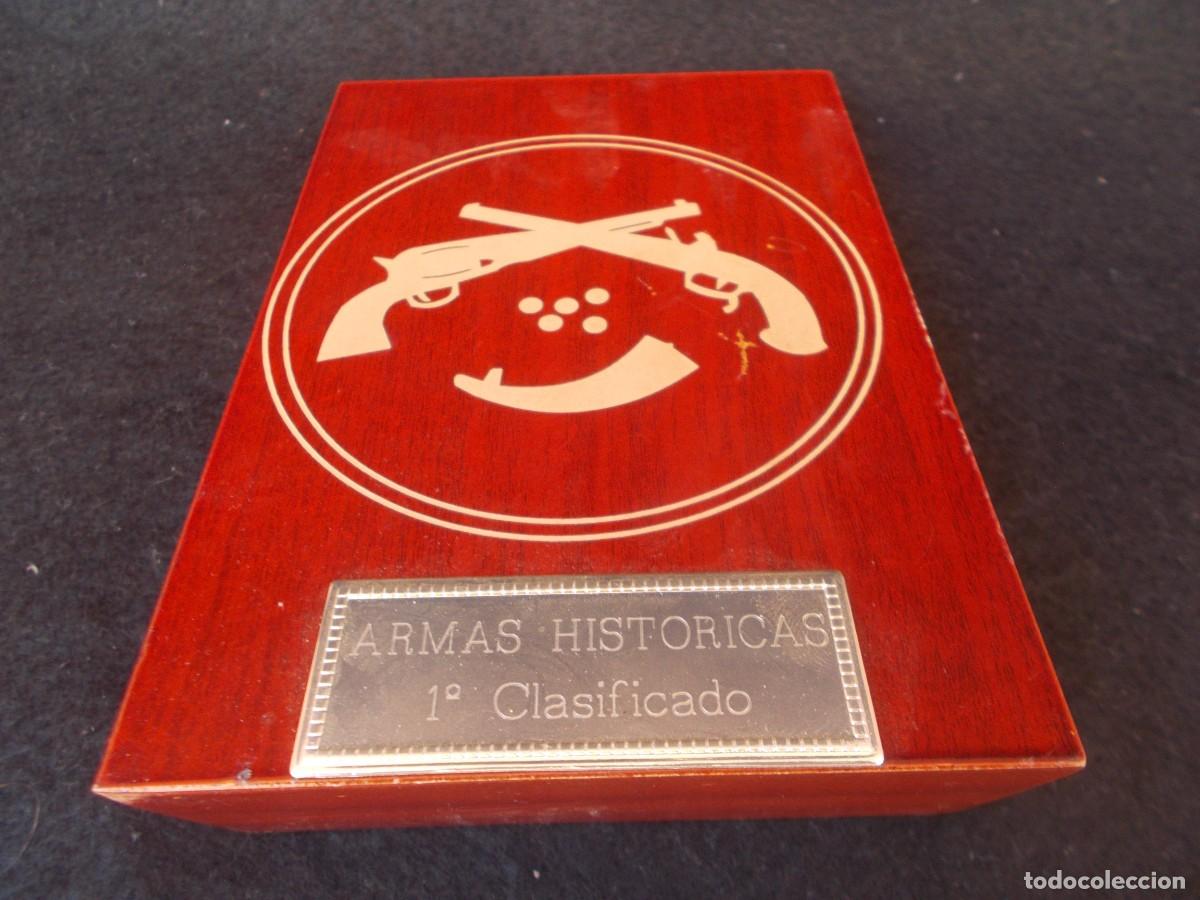 Colecionismo desportivo: Antiguo Trofeo ARMAS HIST&Oacute;RICAS 1&ordm; CLASIFICADO. Madera Grabada con Placa. 11x16x5 cm