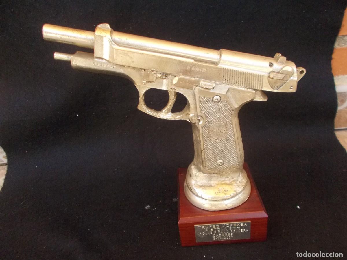 Colecionismo desportivo: Trofeo MOFEXSA PISTOLA 9mm 1&ordm; CLASIFICADO PRIMERA C&Aacute;CERES 2007. Tiro. Escayola? y Base Madera. 24x25