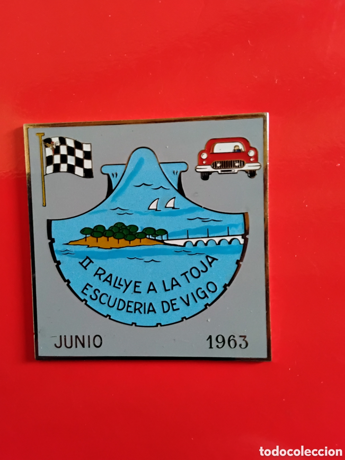 Sports collectibles: CHAPA ESMALTADA. ESCUDER&Iacute;A DE VIGO. II RALLYE A LA TOJA. JUNIO 1963