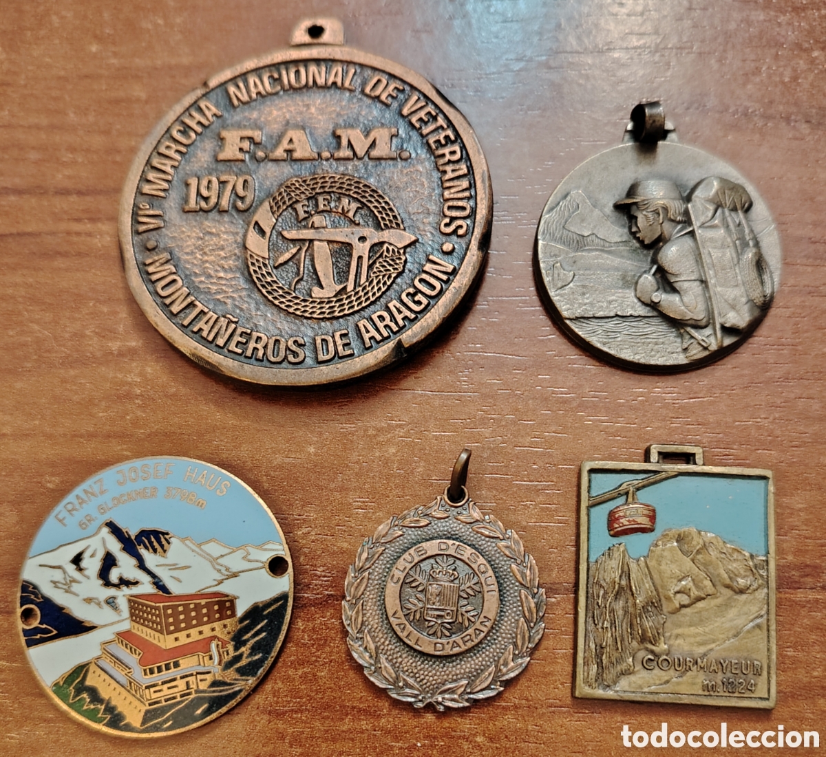 Coleccionismo deportivo: Lote de medallas antiguas de monta&ntilde;a