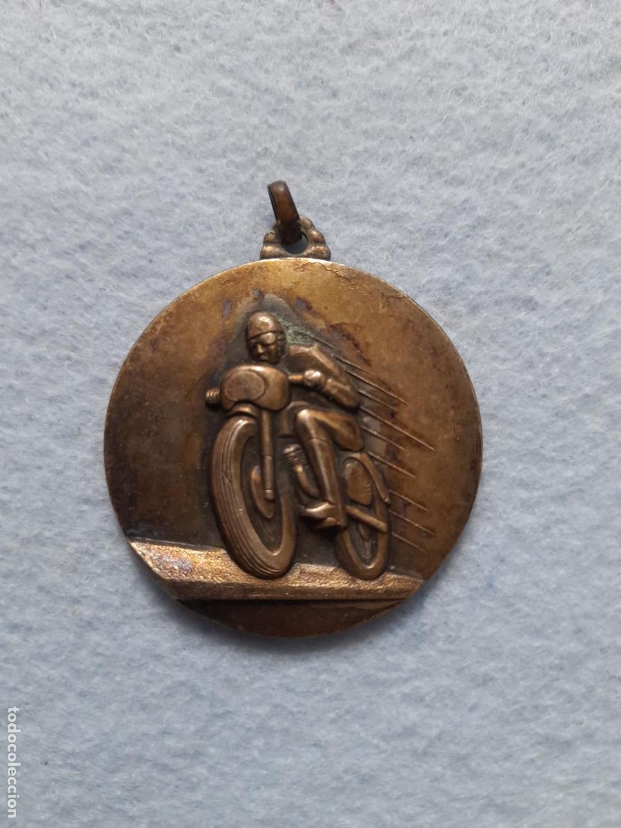 Sports collectibles: Medalla Antigua Campe&oacute;n de Motociclismo.