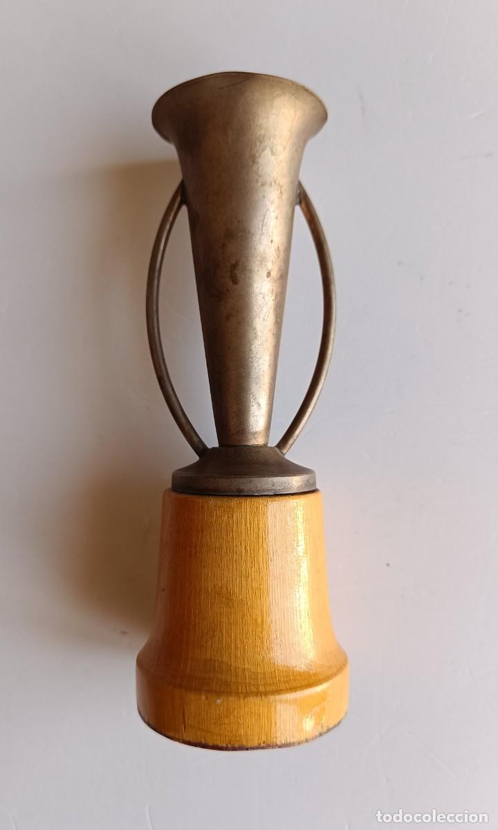 Sammelleidenschaft Sport: PEQUE&Ntilde;A COPA 13,5 CM. DE ALTO - CESTA Y PUNTOS 3&ordm; A - 30 - 1 -1971