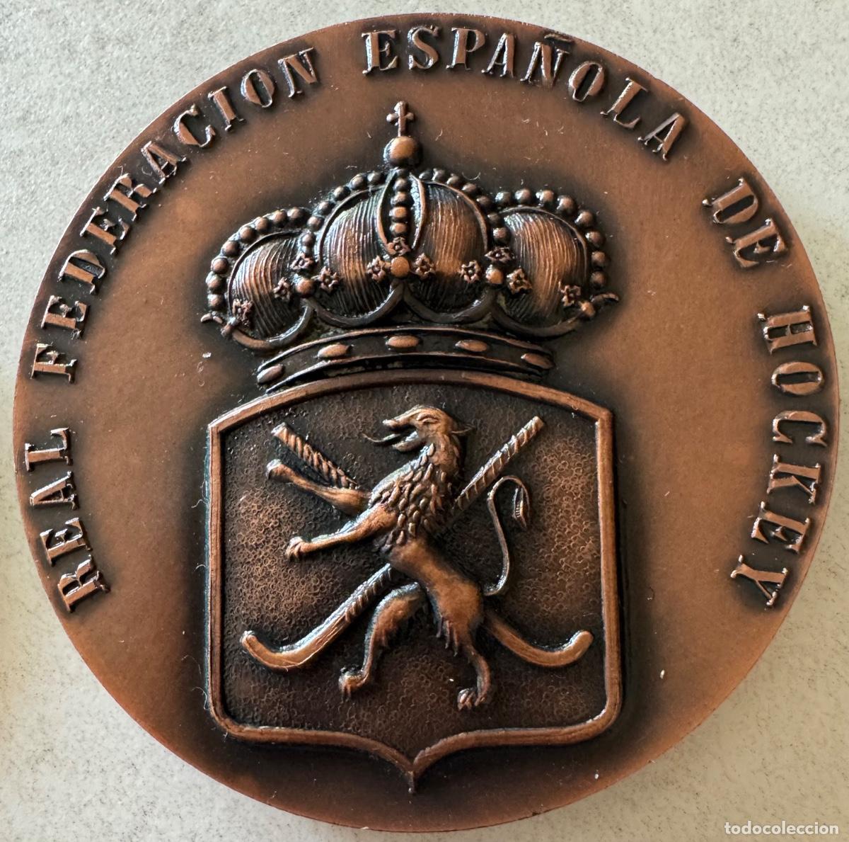 Coleccionismo deportivo: MEDALLA - REAL FEDERACI&Oacute;N ESPA&Ntilde;OLA DE HOCKEY - RECUERDO I COPA DE EUROPA - BRUSELAS - A&Ntilde;O 1970
