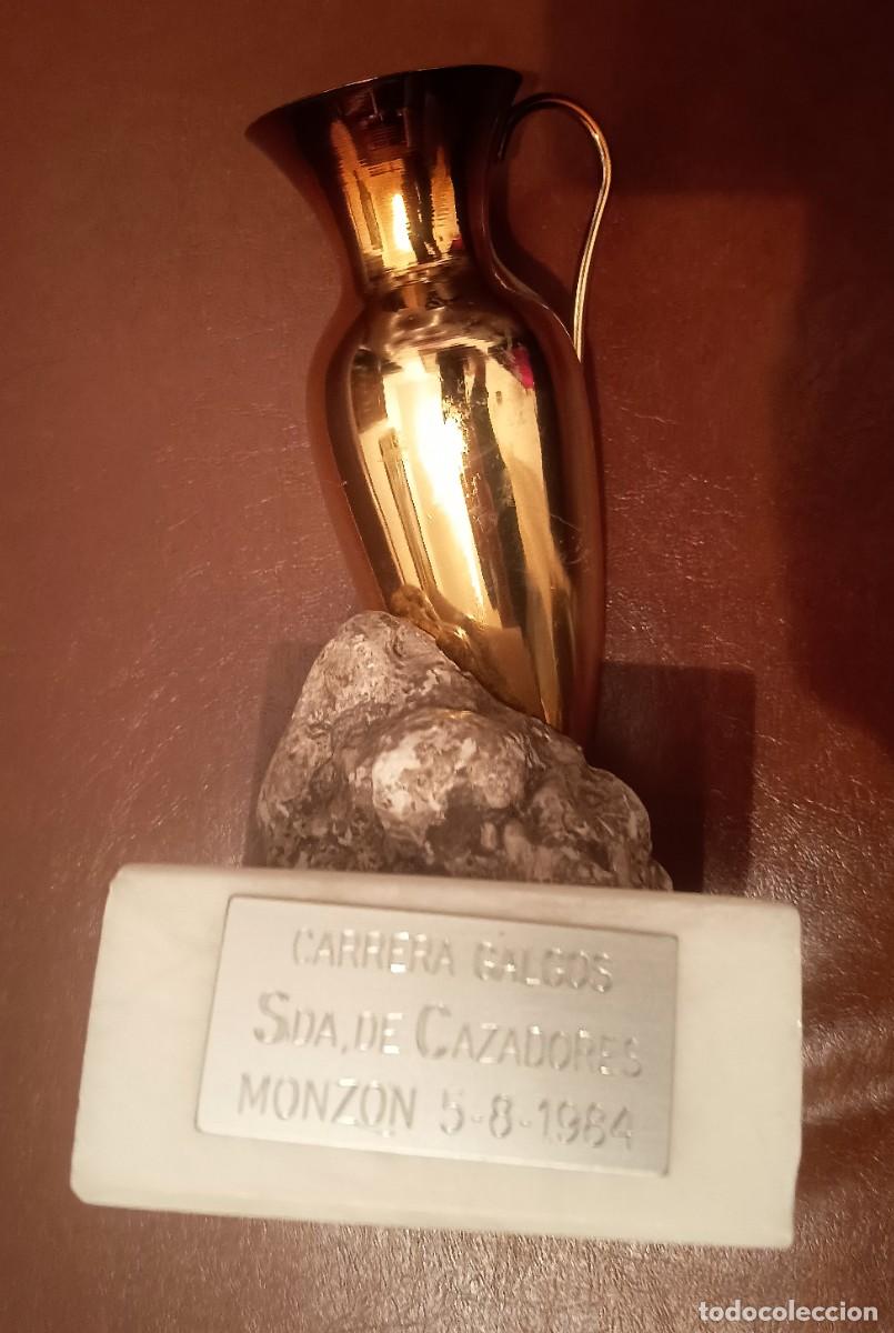 Sports collectibles: CURIOSO PEQUE&Ntilde;O TROFEO CARRERA DE GALGOS 1984