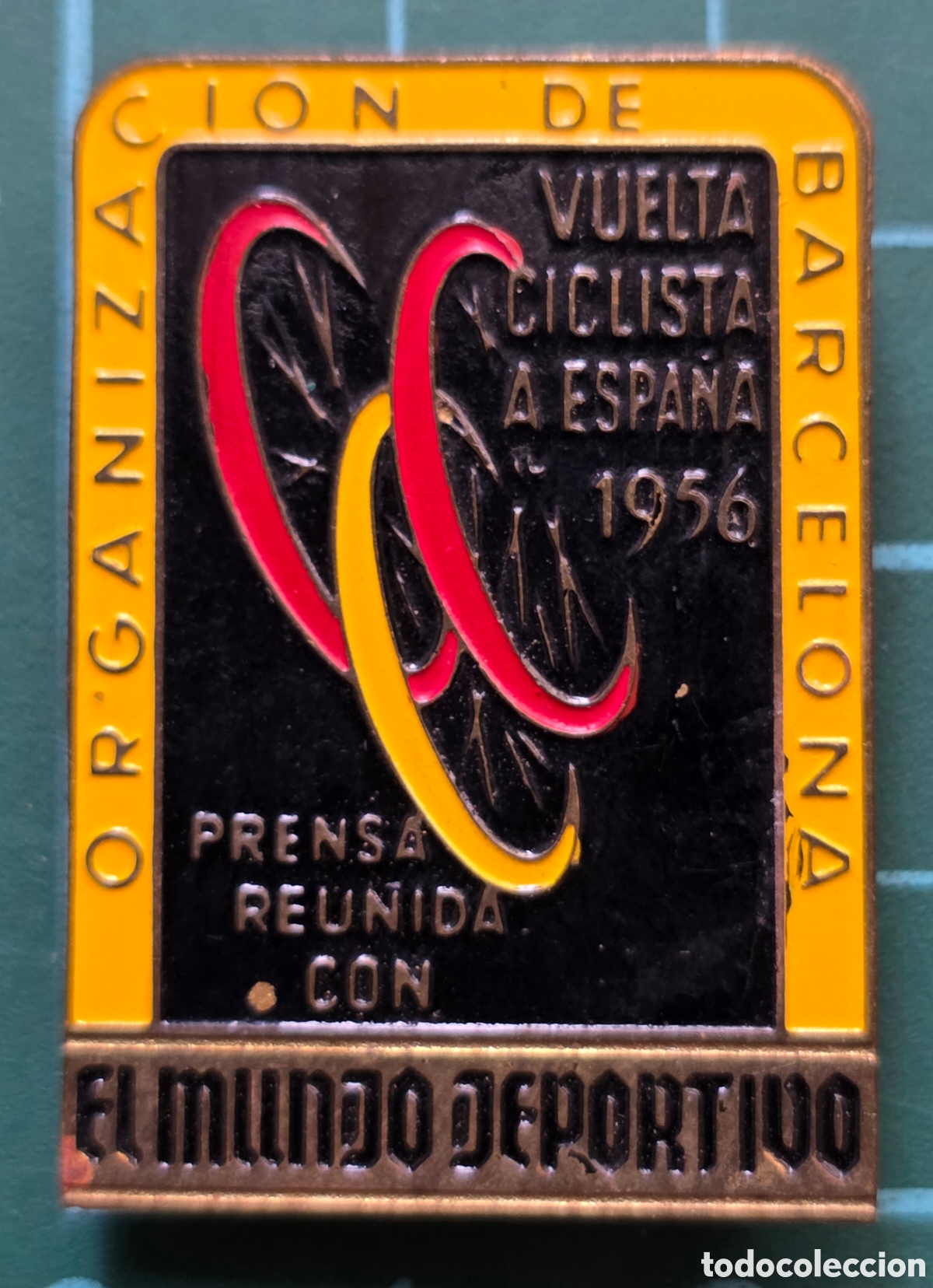 Sports collectibles: Insignia Vuelta Ciclista Espa&ntilde;a 1956 Organizaci&oacute;n Barcelona Prensa reunida Mundo Deportivo Ciclismo