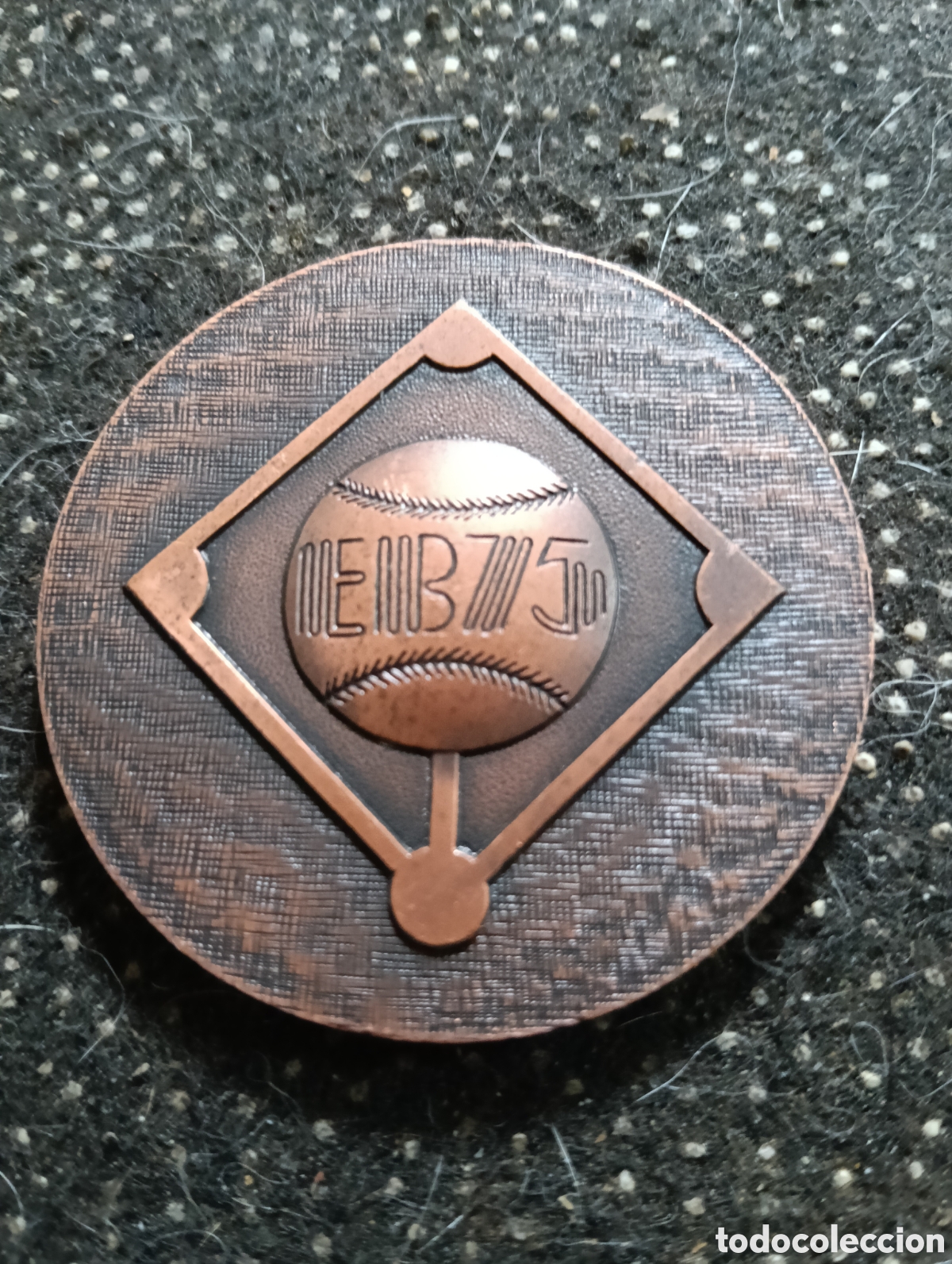 Coleccionismo deportivo: Medalla de Euro B&eacute;isbol 1975 Barcelona CEBA. en metal, mide 5 cm de di&aacute;metro