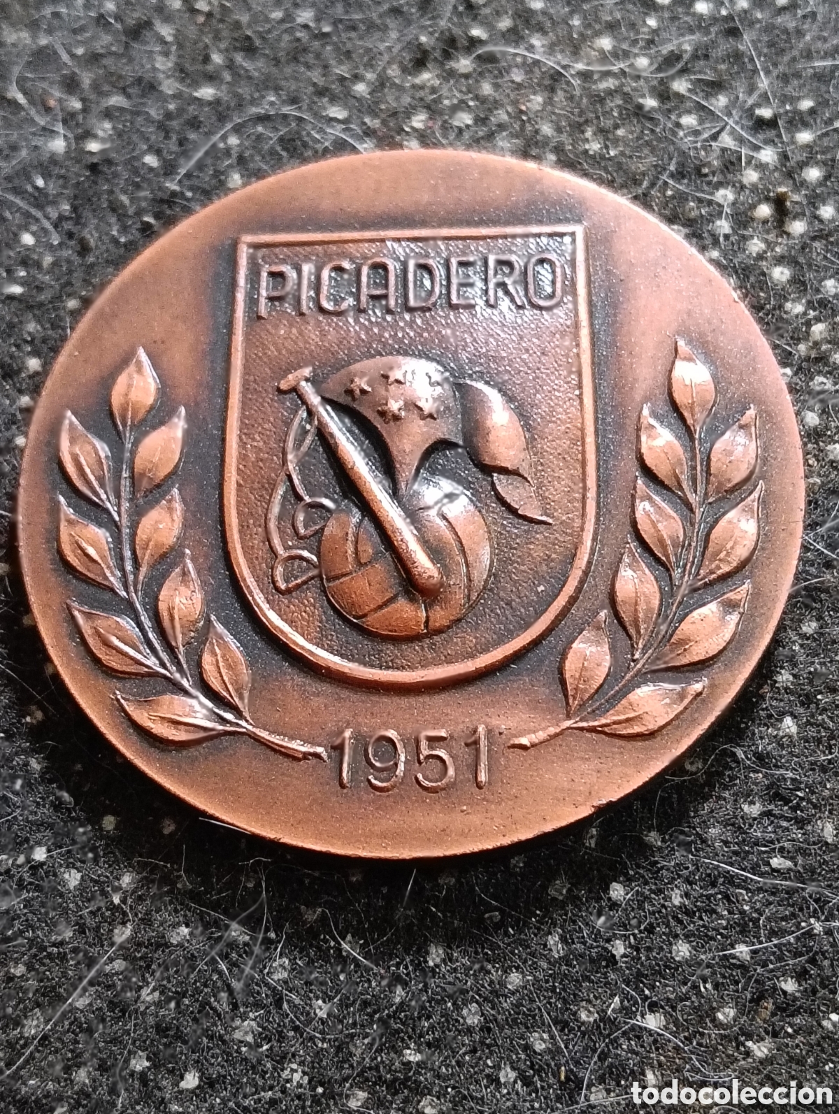 Coleccionismo deportivo: Picadero Club de Barcelona, Subcampe&oacute;n de Voleibol 1a Categor&iacute;a 1968-69 Beisbol metal, mide 5 cm de