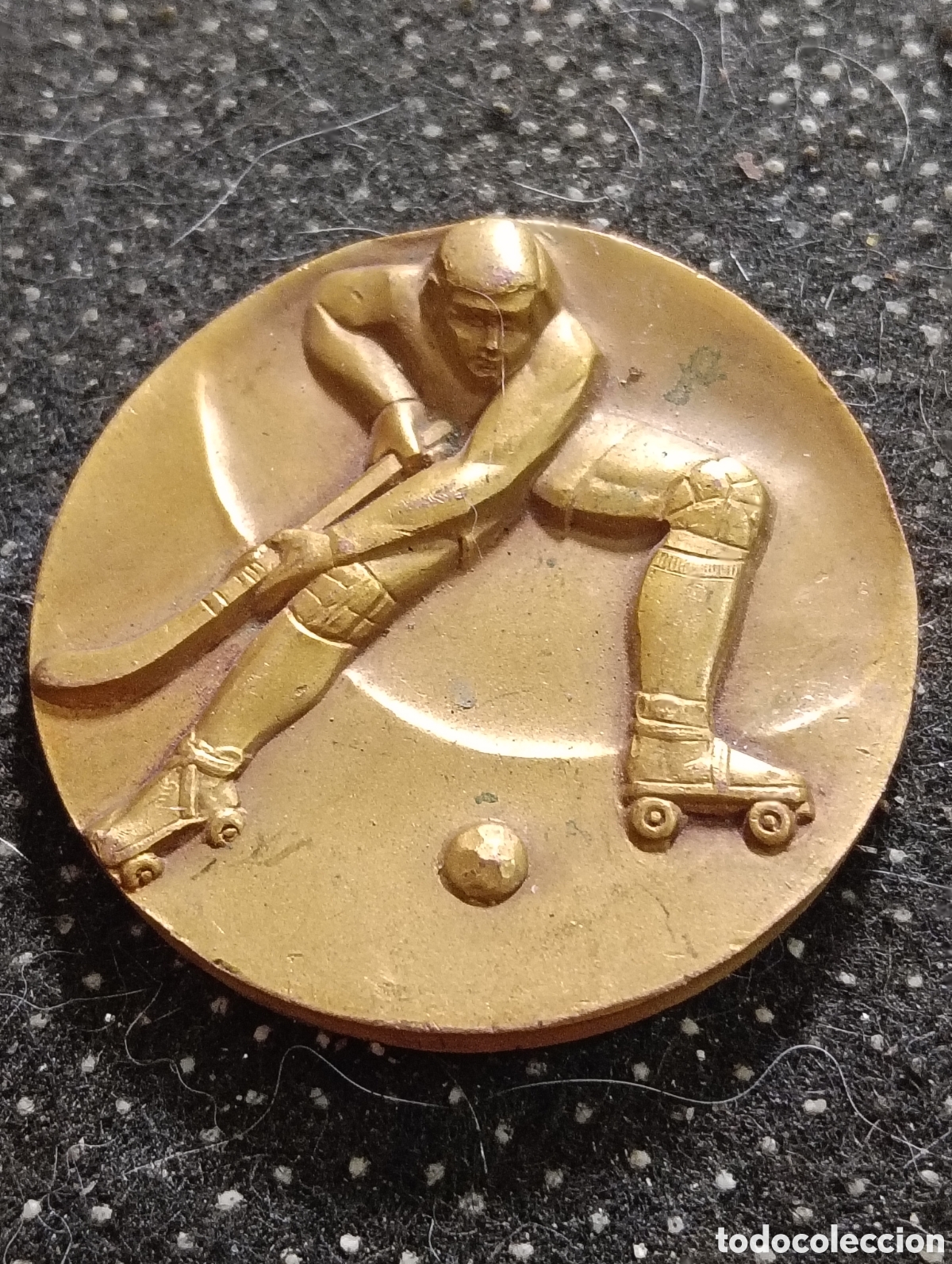 Coleccionismo deportivo: Medalla de jockey sobre patines, campeonato trofeo San Fernando 1974, mide 5 cm de di&aacute;metro