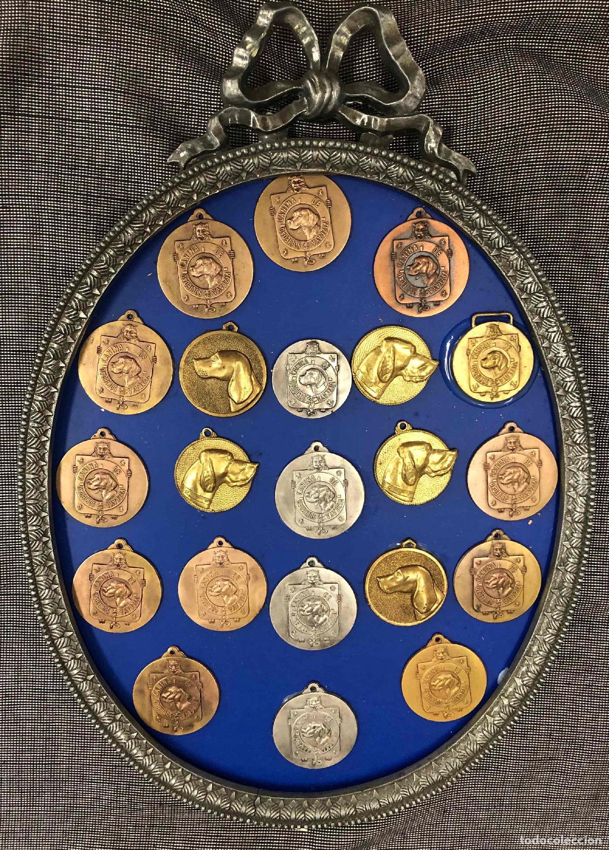 Coleccionismo deportivo: MARCO CON 21 MEDALLAS SOCIEDAD CANINA VIZCAYA. A&Ntilde;OS 70-80
