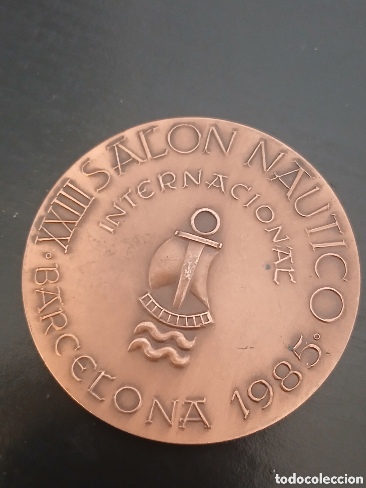 Coleccionismo deportivo: Medalla conmemorativa del XXIII Sal&oacute;n N&aacute;utico Internacional de Barcelona de 1985. Presenta un dise&ntilde;o