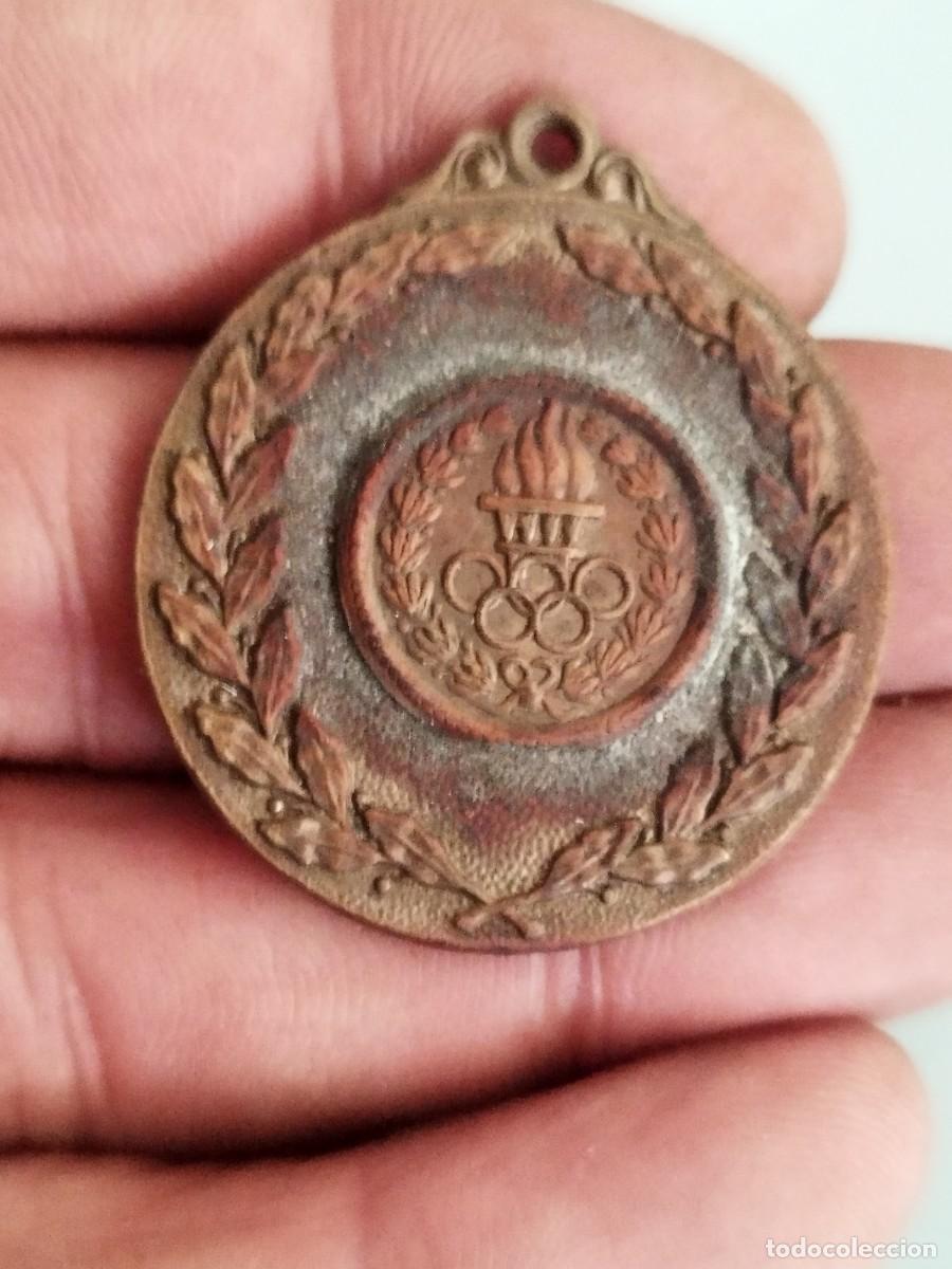 Coleccionismo deportivo: Antigua medalla deportiva con la inscripci&oacute;n E y D. 1 de mayo de 1958