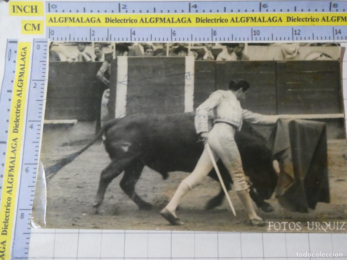 Coleccionismo deportivo: FOTO FOTOGRAF&Iacute;A POSTAL DE TOROS TAUROMAQUIA. 1957 FOTO URQUIZU. AUT&Oacute;GRAFO FIRMA BAEZ LITRI. 2915
