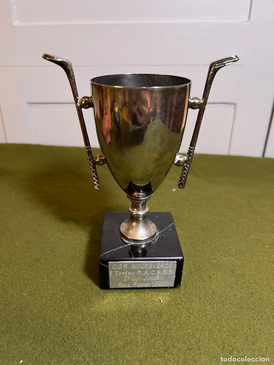 Colecionismo desportivo: Antiguo trofeo de Golf Club Aig&uuml;esverds Reus 1990 &ndash; I Trofeu G.A.C.S.E.R. &ndash; Copa met&aacute;lica con base d