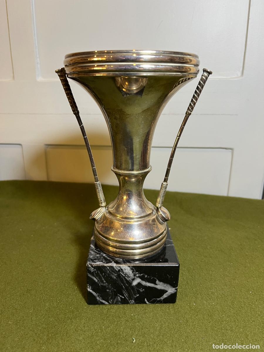 Sports collectibles: Antiguo trofeo de Golf vintage &ndash; Copa con palos de golf &ndash; Base de m&aacute;rmol negro &ndash; Sin grabar &ndash; 19 cm