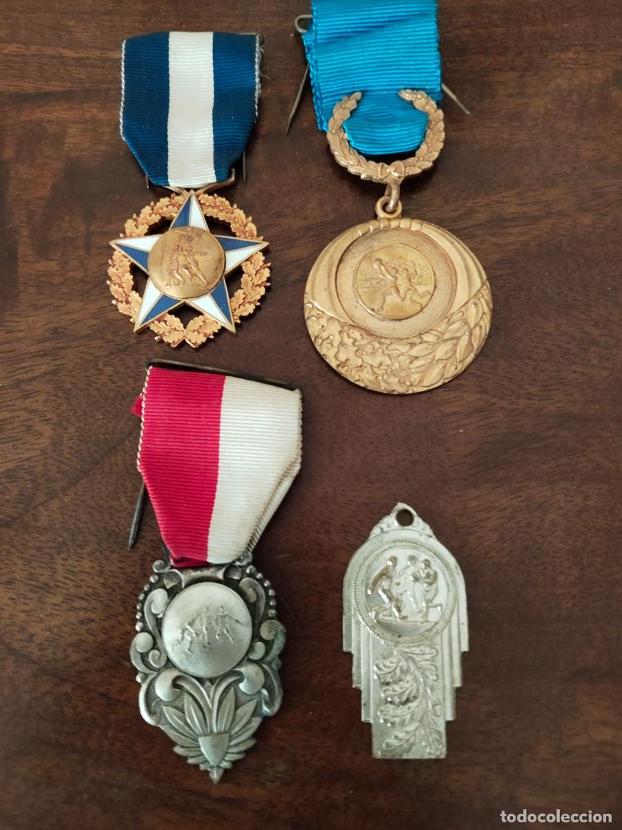Collectionnisme sportif: 4 antiguas medallas de Baloncesto, Basquetebol a&ntilde;os 50 y 70. Dise&ntilde;os modernistas.