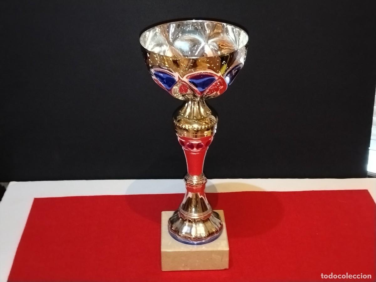 Colecionismo desportivo: COPA DE TROFEO DEPORTIVO COLOR PLATA CON ACABADOS DE COLOR AZUL BRILLANTE