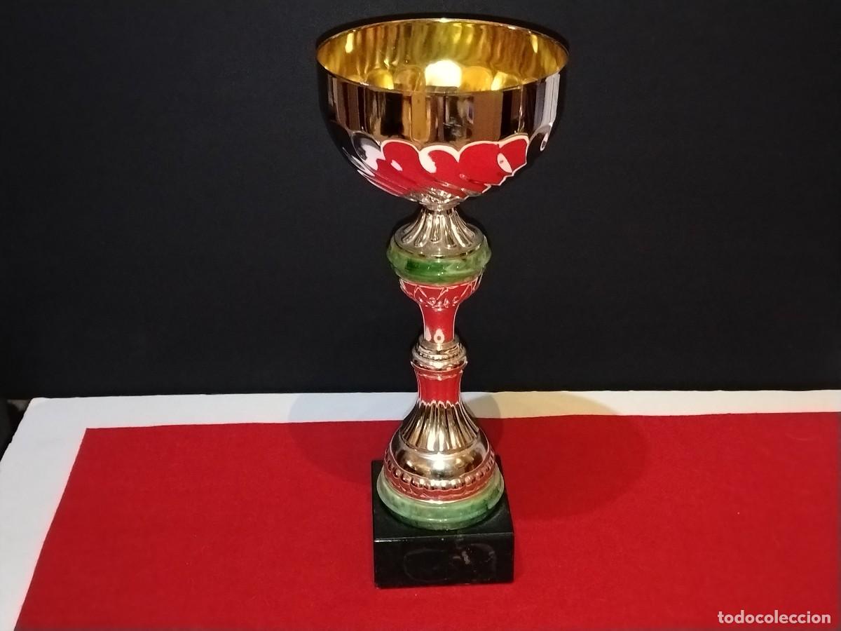 Colecionismo desportivo: COPA DE TROFEO DEPORTIVO COLOR PLATA CON ACABADOS DE COLOR VERDES Y BASE DE MARMOL