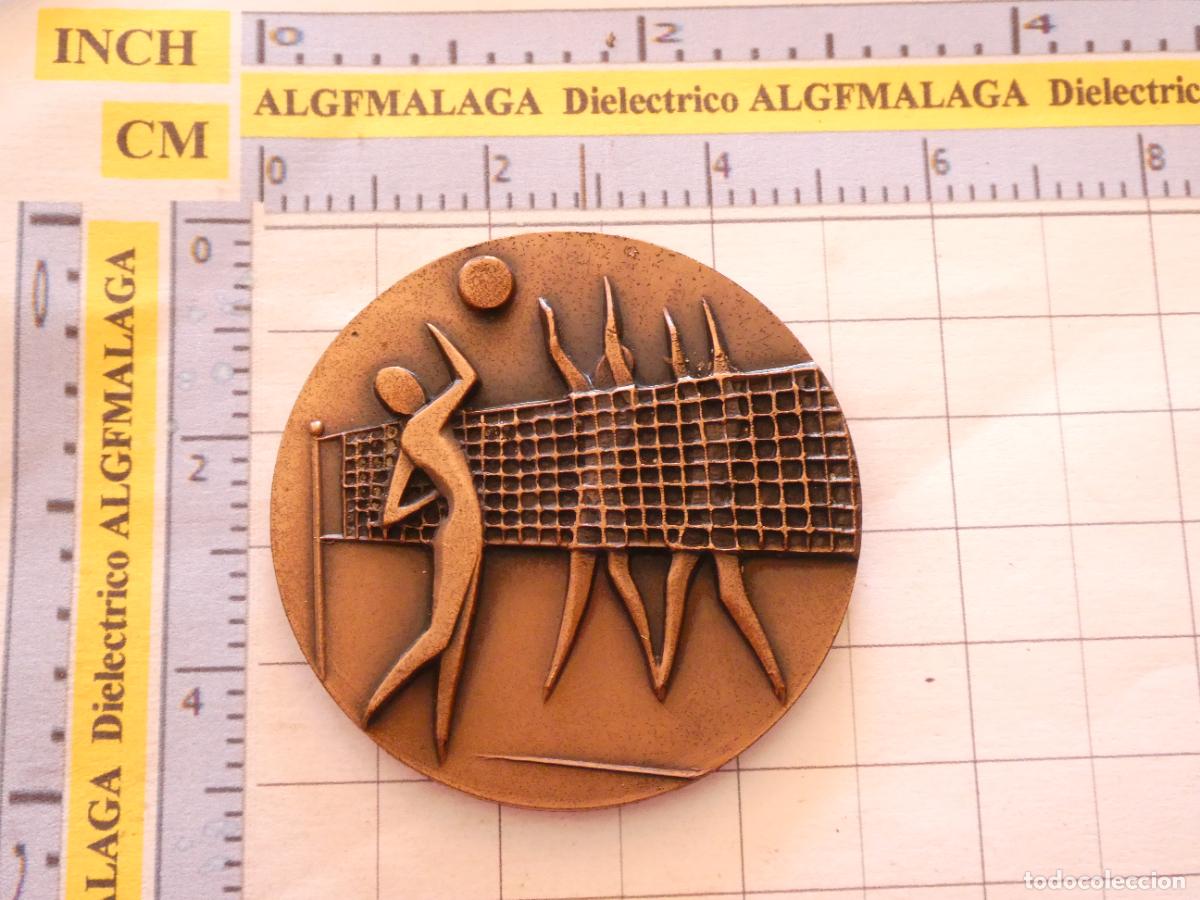 Coleccionismo deportivo: MEDALLA MEDALL&Oacute;N DE VOLEIBOL VOLLEBALL VOLLEY. FEVB TROFEO FEDERACION ESPA&Ntilde;OLA. 60GR