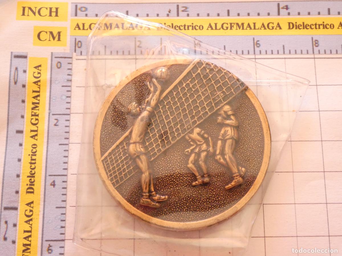 Coleccionismo deportivo: MEDALLA MEDALL&Oacute;N DE VOLEIBOL VOLLEBALL VOLLEY. DPE F&Iacute;SICA Y DEPORTES M&Aacute;LAGA 1976. 60GR