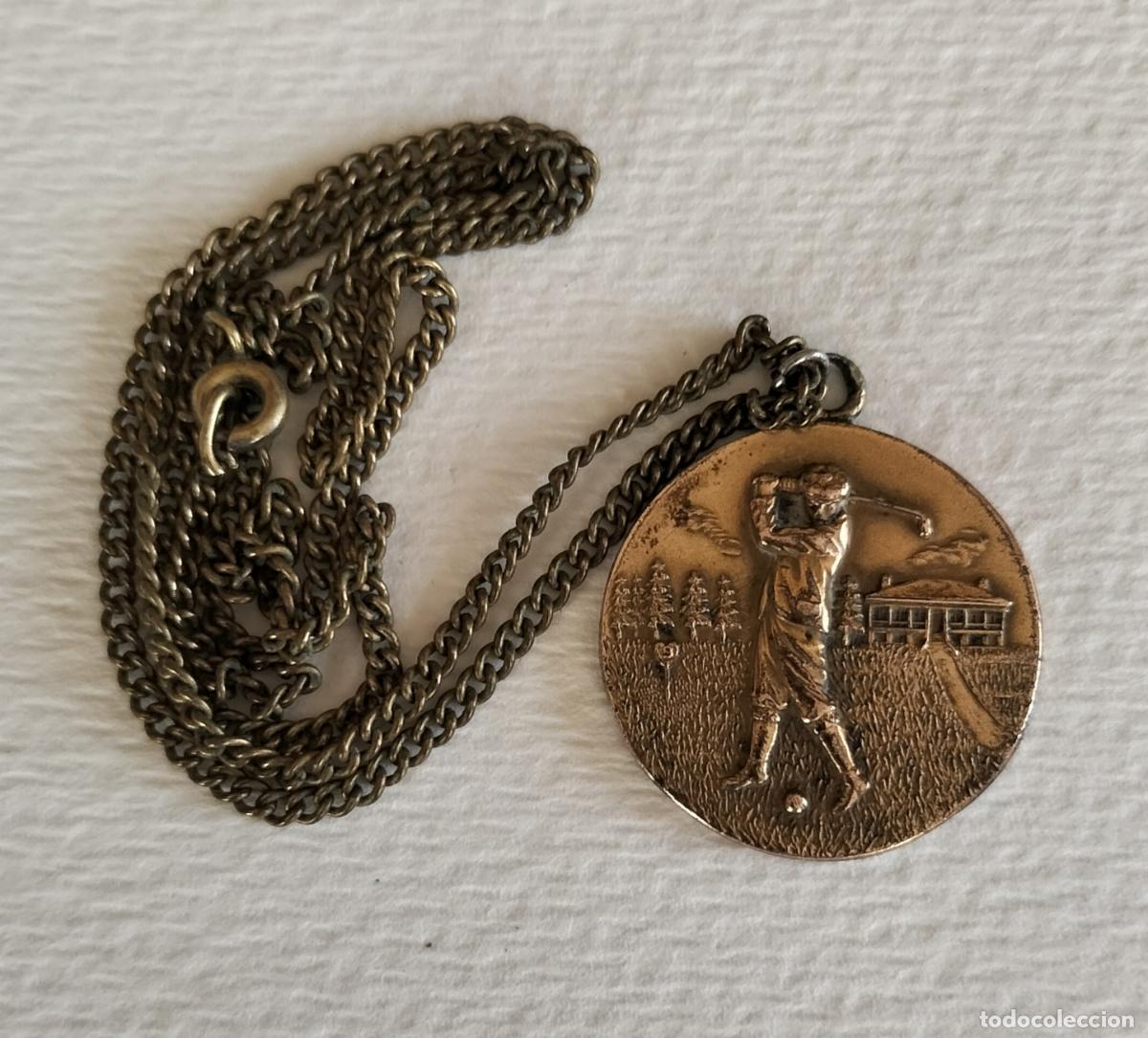Sports collectibles: ANTIGUA MEDALLA/TROFEO CON CADENA.