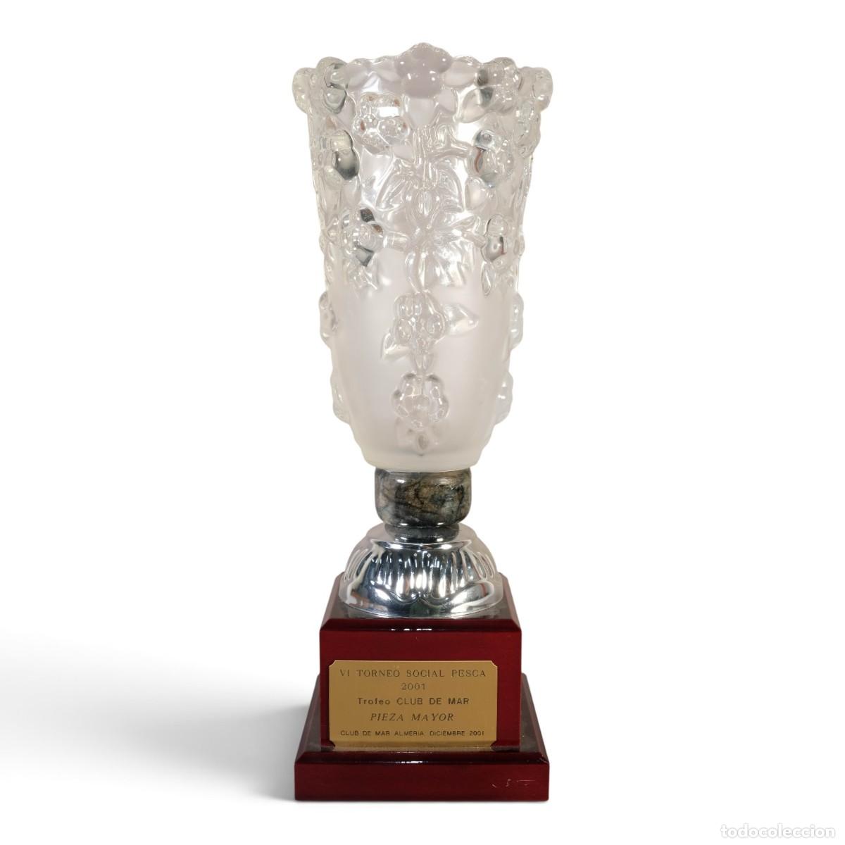 Coleccionismo deportivo: Trofeo Club de mar. VI Torneo social pesca 2001. En cristal.