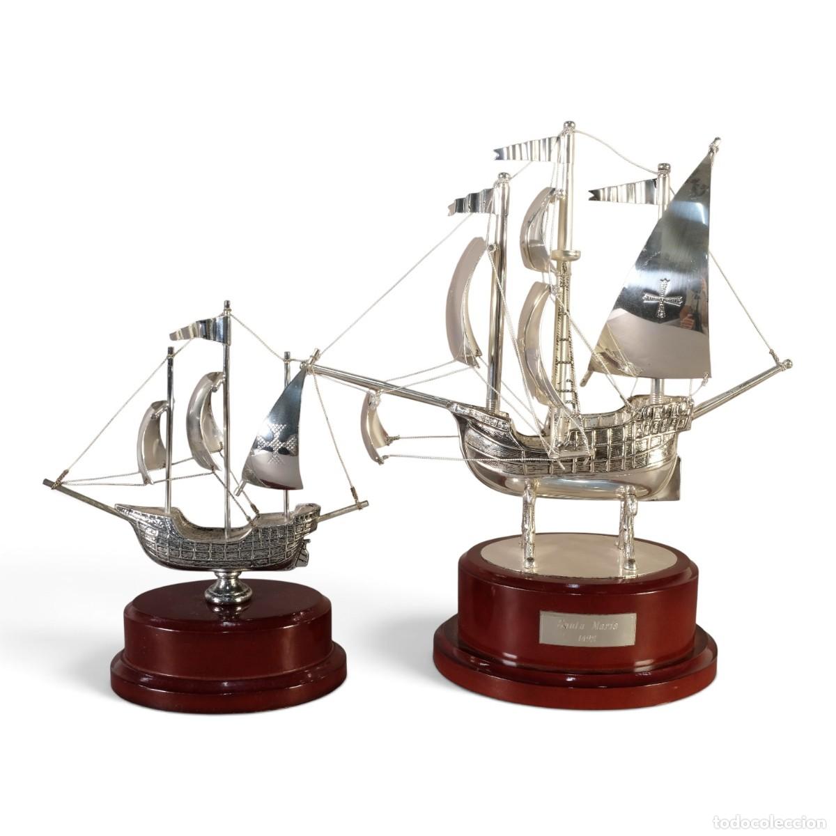 Coleccionismo deportivo: Dos barcos veleros en metal plateado.