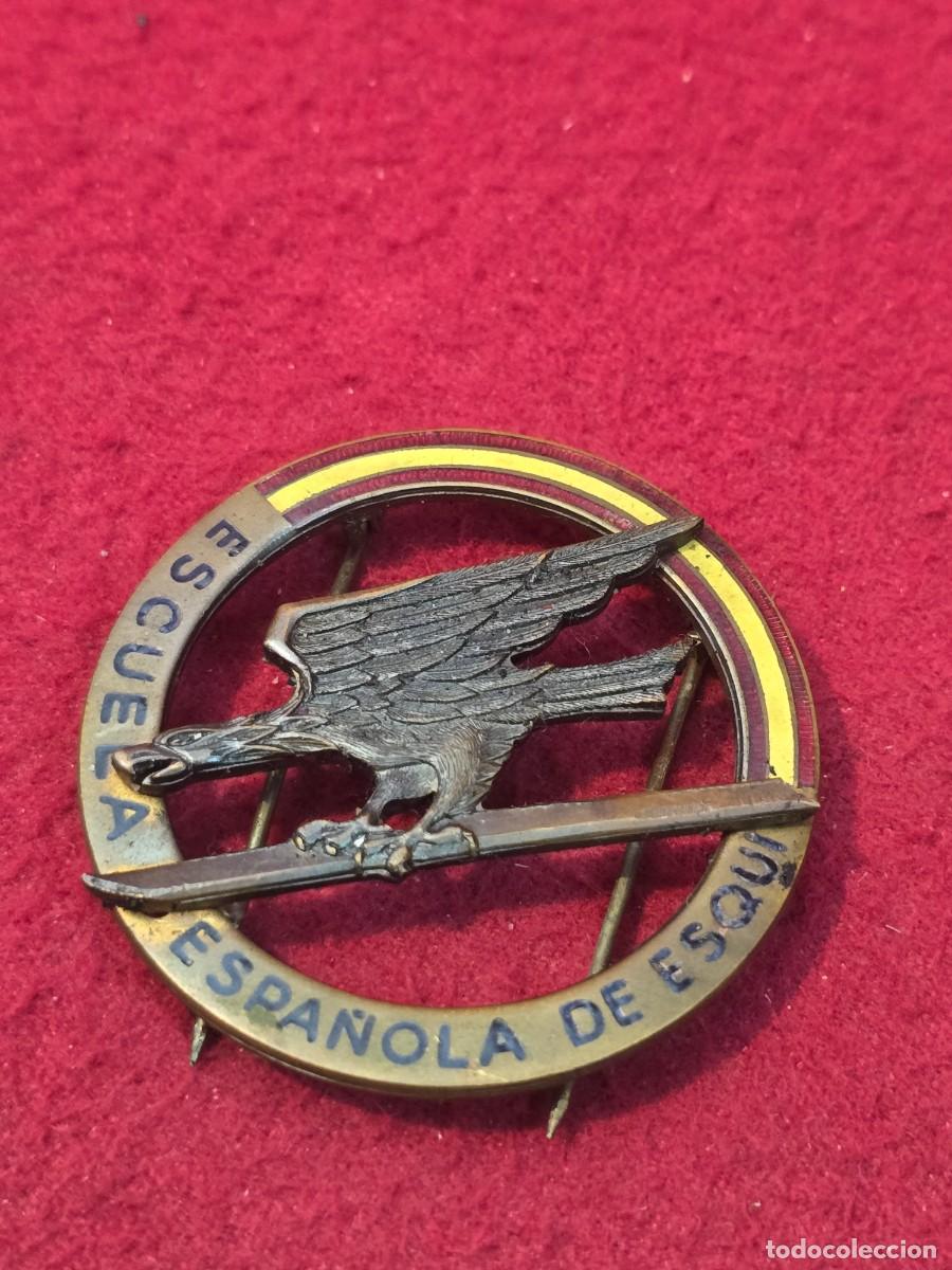 Coleccionismo deportivo: INSIGNIA : ESCUELA ESPA&Ntilde;OLA DE ESQUI. MODELO ANTIGUO DE COBRE.
