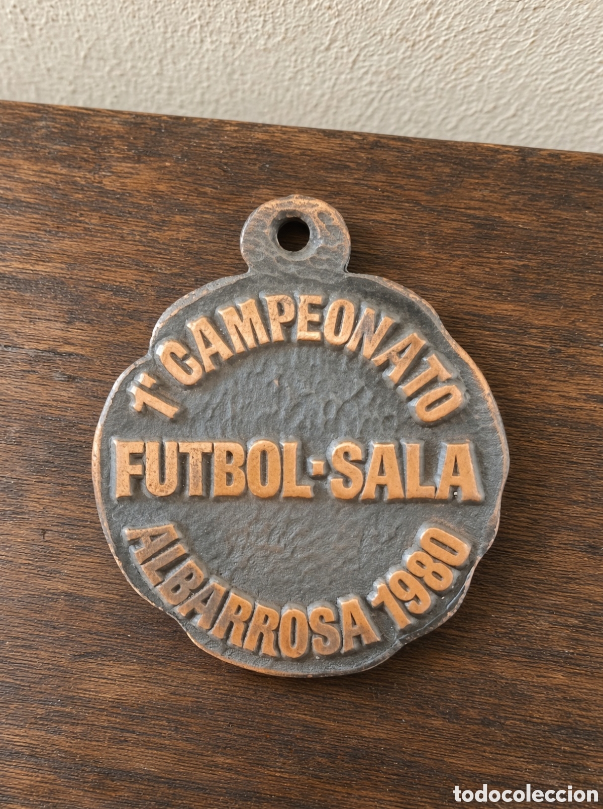 Coleccionismo deportivo: Medalla 1&ordm; Campeonato F&uacute;tbol-Sala Albarrosa 1980 - Medalla Deportiva Vintage