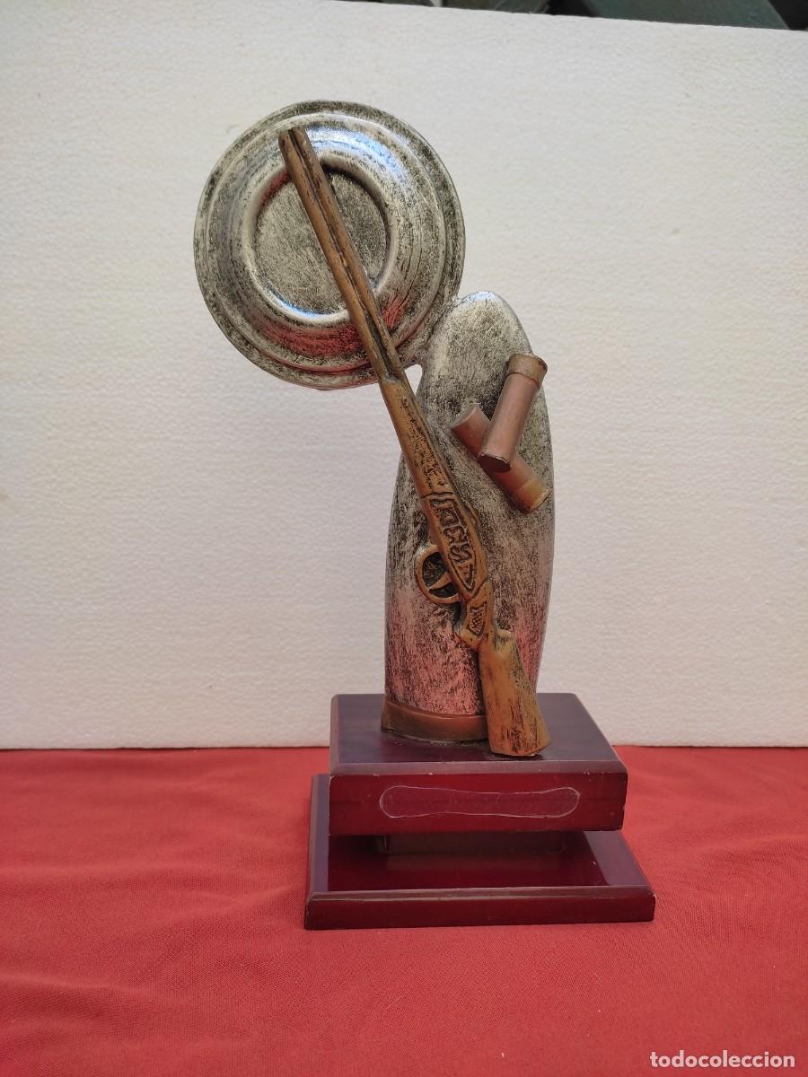 Collezionismo sportivo: trofeo tiro al plato de metal y base o peana de madera - Pallart - vintage