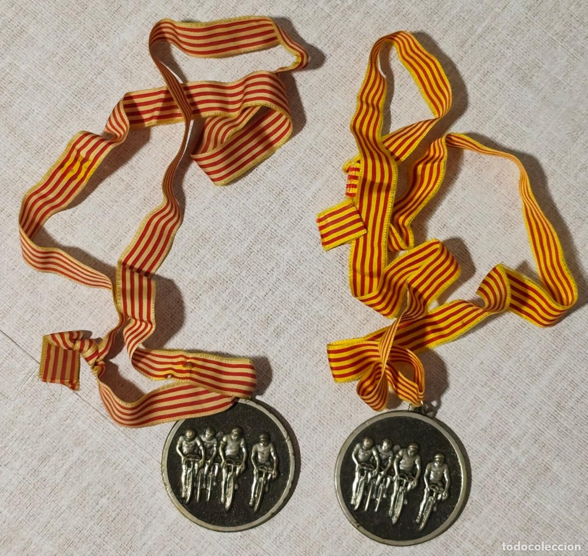 Collezionismo sportivo: 2 MEDALLAS DE LA PRUEBA DE CICLOTURISMO DE 1984 ORGANIZADA POR EL CLUB CICLISTA HORTA (BARCELONA)
