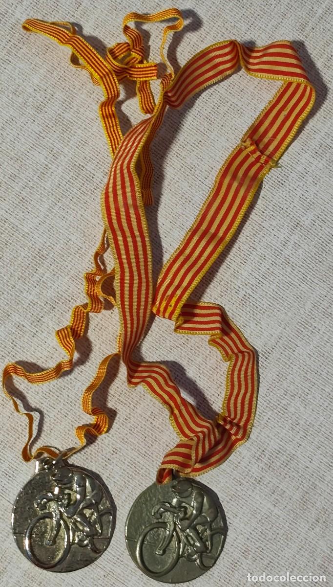 Collezionismo sportivo: 2 MEDALLAS MET&Aacute;LICAS DE PRUEBA CICLISTA CATALANA CON DISE&Ntilde;O EN RELIEVE &middot; 3,8 CM. DE DI&Aacute;METRO