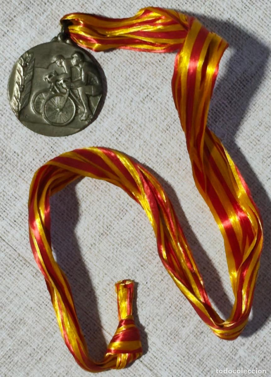Coleccionismo deportivo: MEDALLA MET&Aacute;LICA EN RELIEVE (CAMPEONATO CICLISTA DE VETERANOS DE CATALU&Ntilde;A EN MONCADA EN 1972)