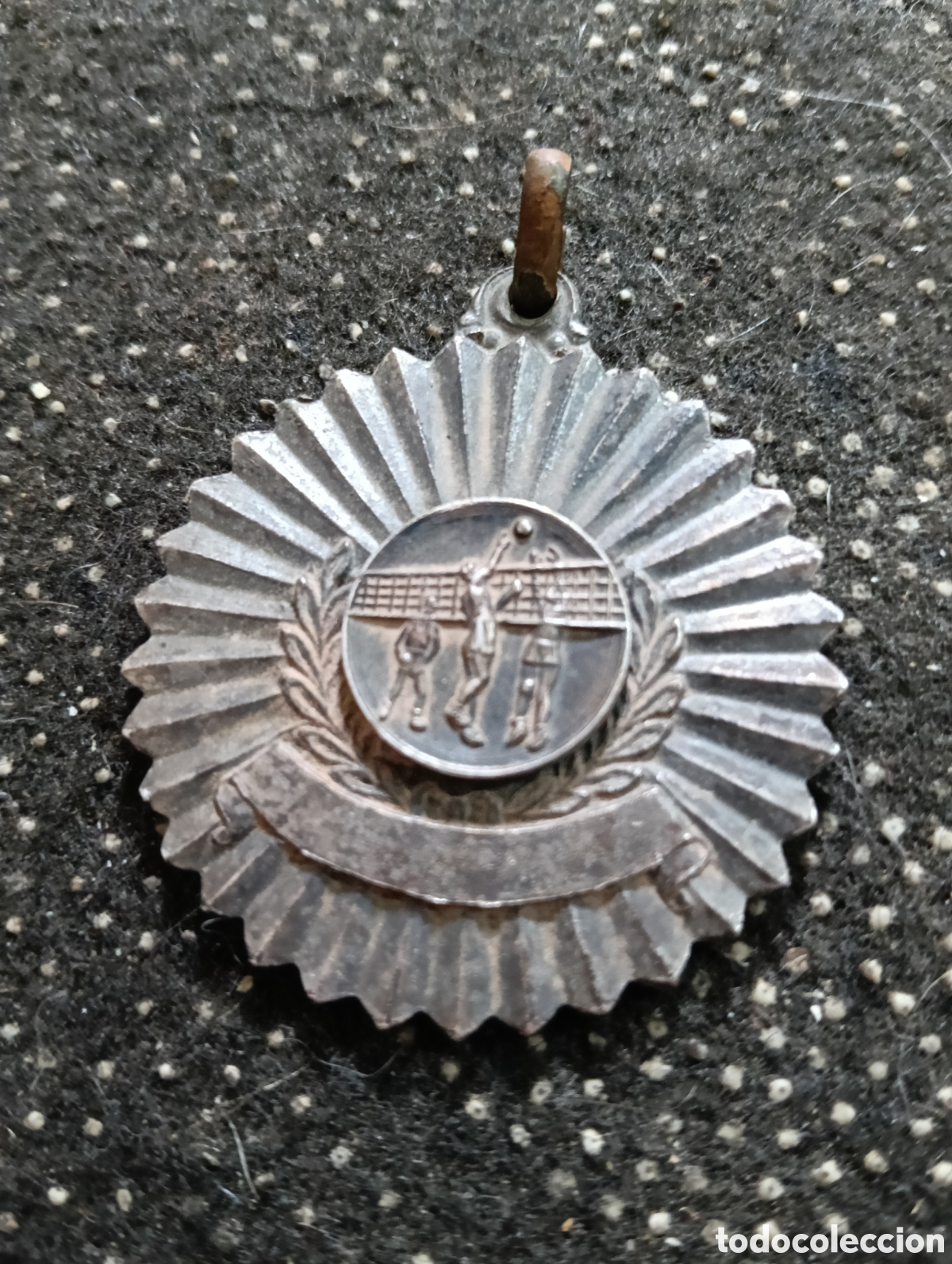 Coleccionismo deportivo: Campeonato de Voleibol 1974 LYCEE FRANCAIS mide 4 cm.