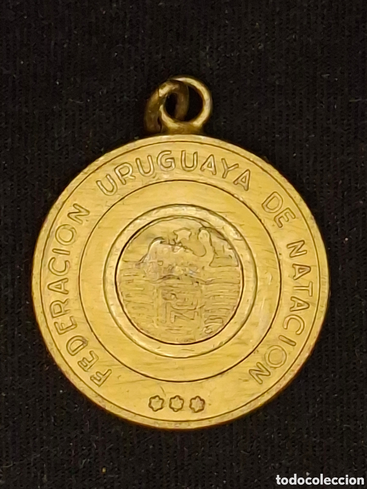 Coleccionismo deportivo: medalla conmemorativa o deportiva de metal dorado emitida por la Federaci&oacute;n Uruguaya de Nataci&oacute;n..