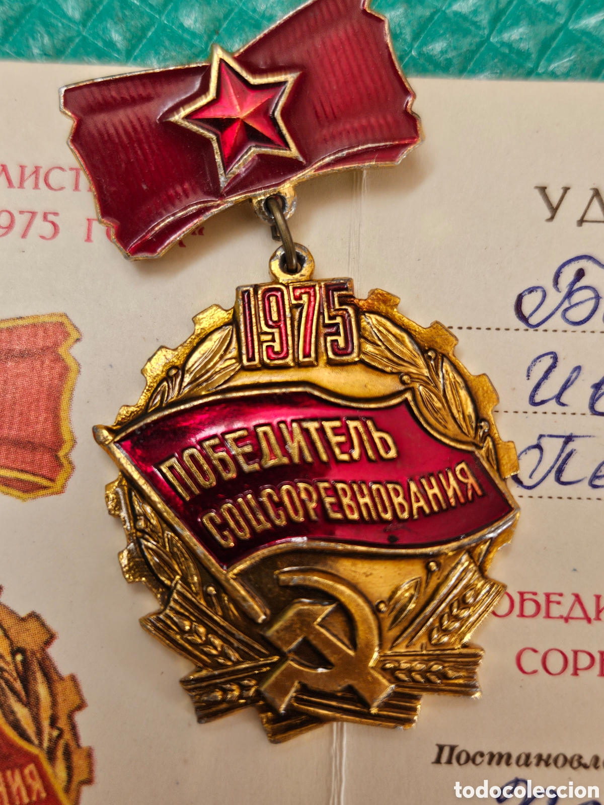 Coleccionismo deportivo: Certificado e insignia ganador competici&oacute;n Socialista Sovi&eacute;tica de 1975
