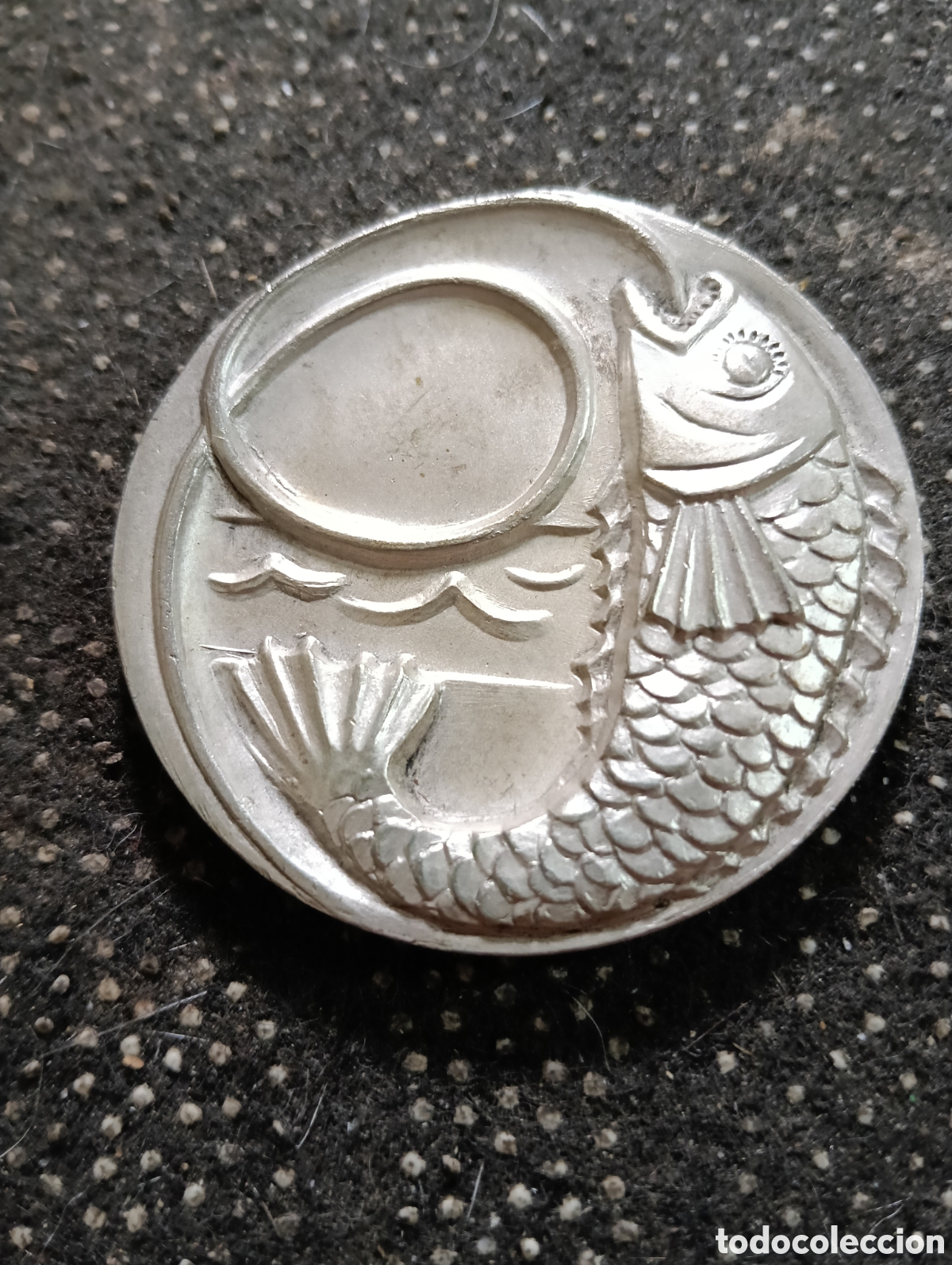 Coleccionismo deportivo: Gran premio de pesca 1975 promoci&oacute;n caja de ahorros Sagrada Familia C.N.P. mide 5 cm de di&aacute;metro