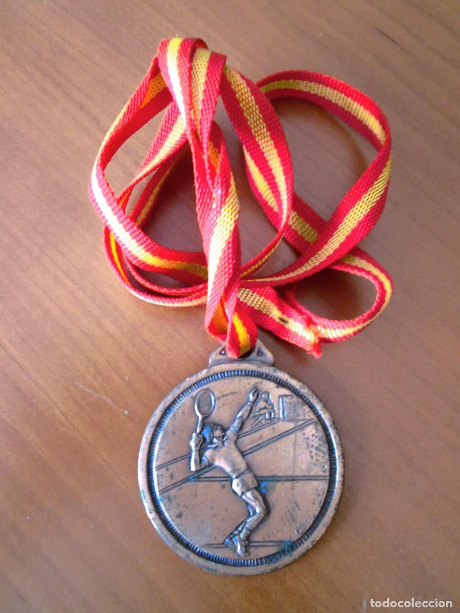 Coleccionismo deportivo: MEDALLA DEPORTIVA - TENIS - MANOLO SANTANA - 5CM DIAMETRO - CINTA37 CM