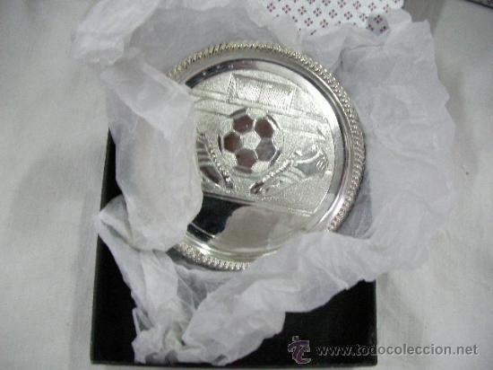 Sammelleidenschaft Sport: PLATO TROFEO PLATEADO FUTBOL MARCA SEBA MADE IN ENGLAND NUEVO EN SU CAJA