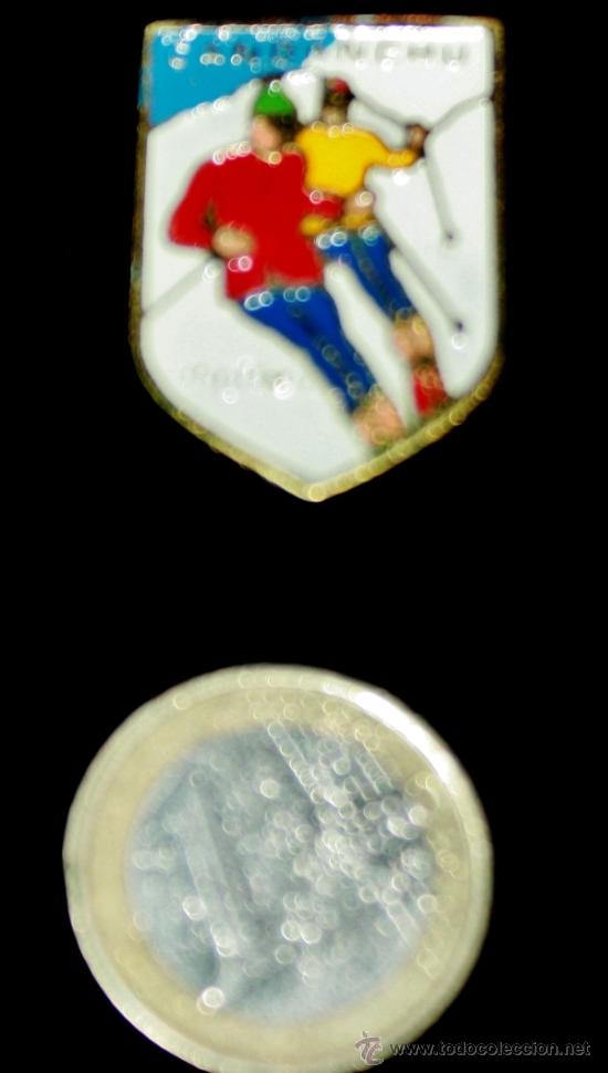 Coleccionismo deportivo: BONITA INSIGNIA DEPORTIVA DE ESQUI ESQUIAR DE LA ESTACION DE CANDANCHU A&Ntilde;OS 60