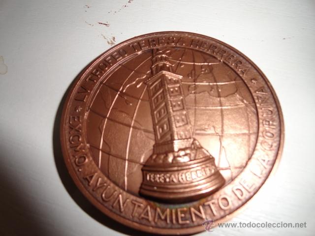 Coleccionismo deportivo: MEDALLA LV TROFEO TERESA HERRERA 2000 AYUNTAMIENTO CORU&Ntilde;A JOYERIA MALDE