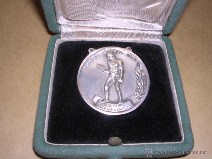 Sammelleidenschaft Sport: MEDALLA FUTBOL - BALONPIE D.U.SUB.CAMPEON II JUEGOS UNIVERSITARIOS NACIONALES MADRID 1945 - METAL