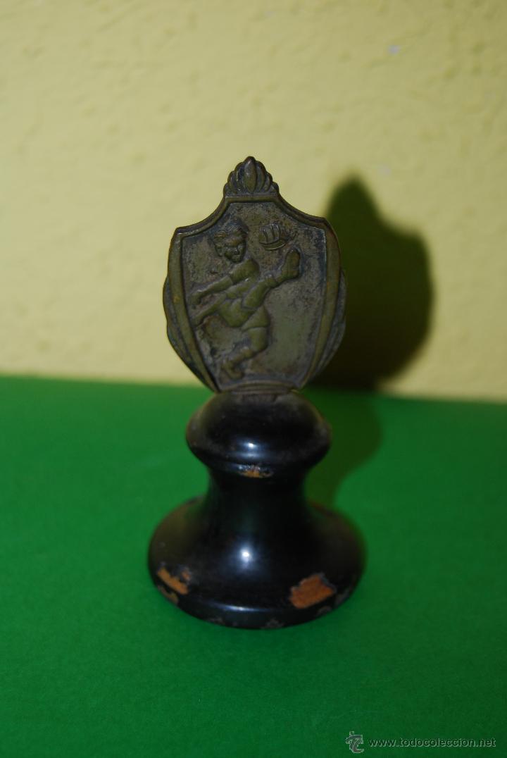 Collectionnisme sportif: PEQUE&Ntilde;O TROFEO DE METAL - PEANA DE MADERA - F&Uacute;TBOL - 1966-1967