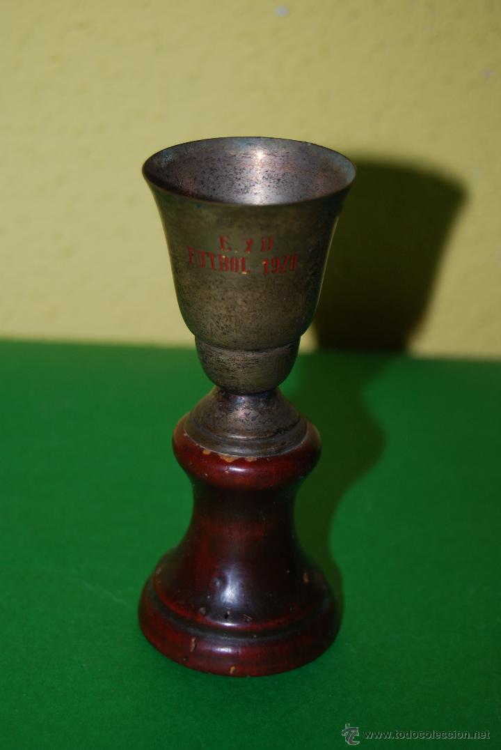 Collectionnisme sportif: PEQUE&Ntilde;O TROFEO DE METAL - PEANA DE MADERA - COPA - F&Uacute;TBOL - 1970