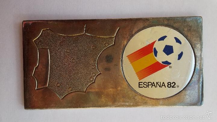 Coleccionismo deportivo: Placa metalica de 0,50 cms de grosor del mundial de futbol espa&ntilde;a 1982 de 10 x 5 cms ,gorda ,pesada